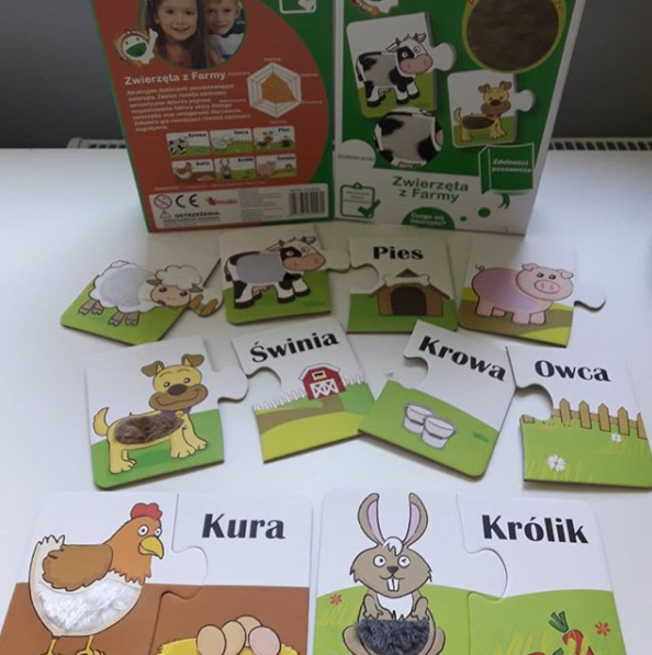 Pudełko pomocy "Zwierzęta z farmy" obok rozłożone kartonowe puzzle przedstawiające zwierzęta i ich atrybuty.